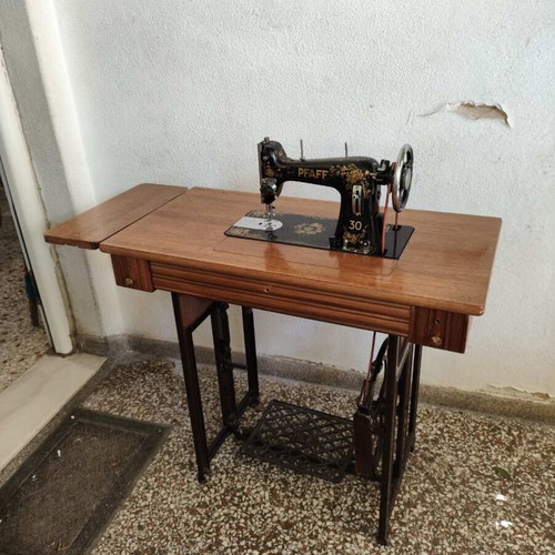Sewing machine and base like new