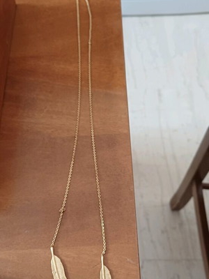 Necklace gold chain with two leaves like new