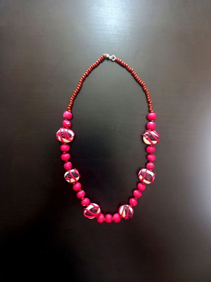 Handmade vintage necklace with beads in fuchsia, red and brown, like new