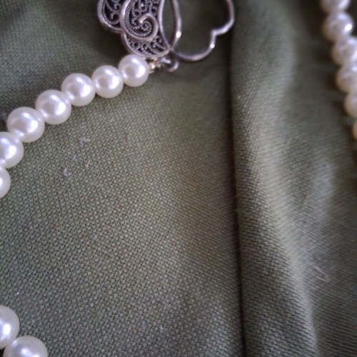 Vintage Atelier necklace like new, white and silver
