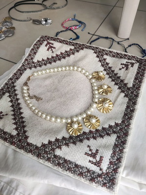 Handmade necklace with pearls and aluminum new, white and gold