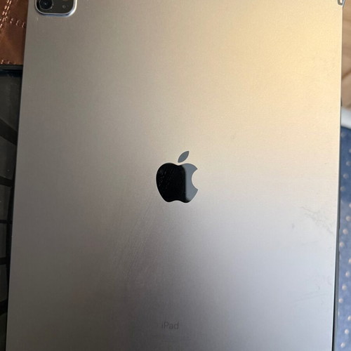 Ipad Pro 12.9 5th Generation 128GB like new with charger