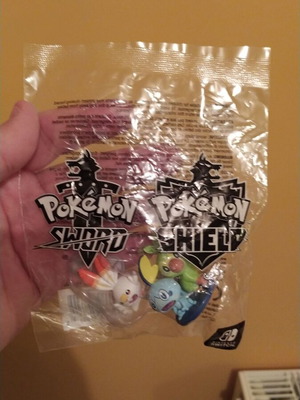 Pokemon Sword & Shield Collectible Promo with 3 Figures