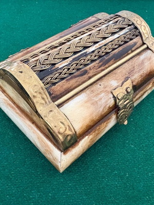 Jewelry box camel bone with brass details like new, velvet interior
