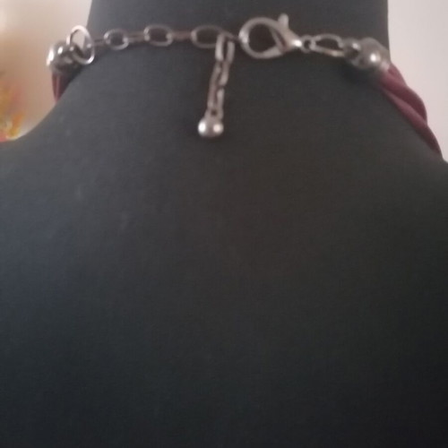 Bordeaux Necklace like new, dark red color