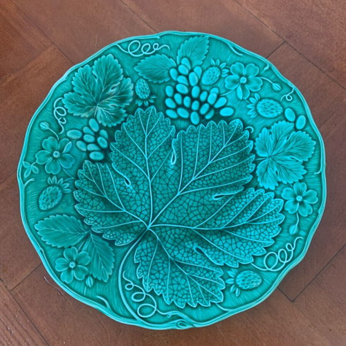 Wedgwood Majolica antique plates like new, set of 2