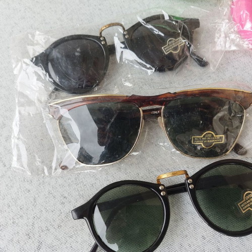 Set of 3 wallets and 3 pairs of new kids' glasses, pink and green