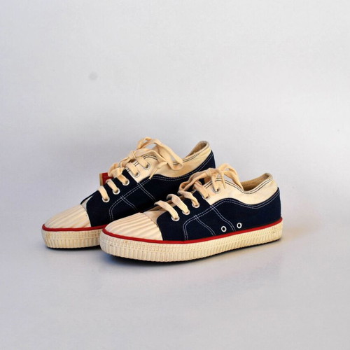 Benetton vintage blue canvas sneakers size 40