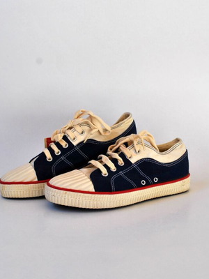 Benetton vintage blue canvas sneakers size 40