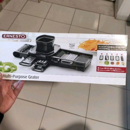 Multipurpose grater like new with five interchangeable attachments