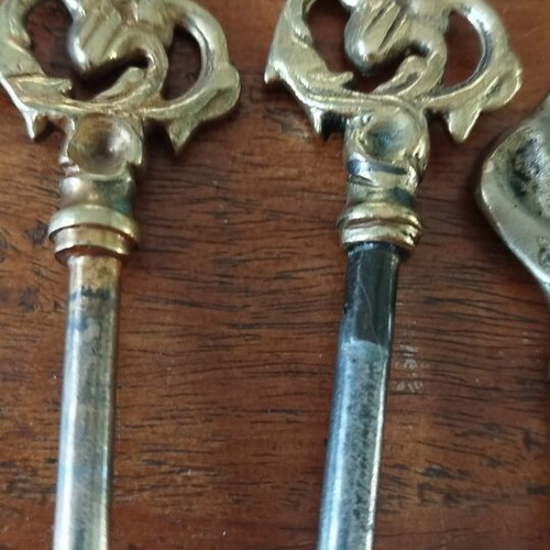 Italian bronze furniture keys, like new, set of 2, 1930s Arte Povera style