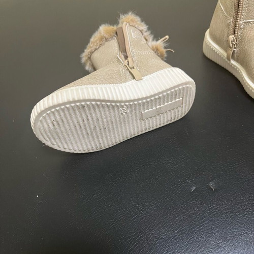 Girls boots size 22 like new, beige with fur interior