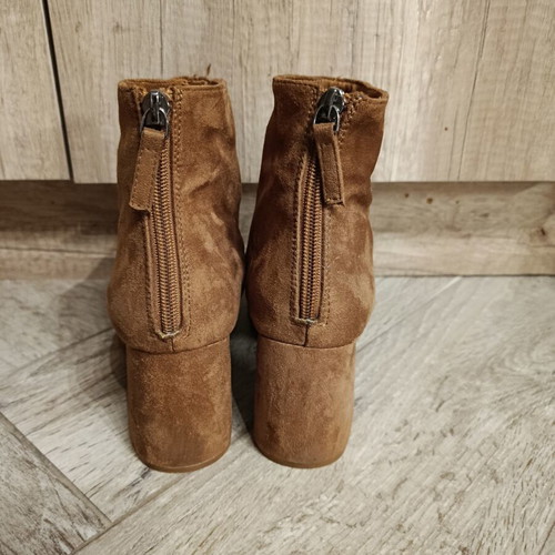 Brown suede ankle boots with block heel and back zipper