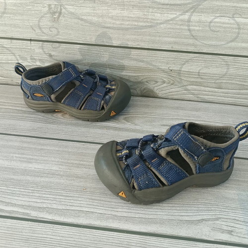 Keen sandals size 21.5, toddler shoes