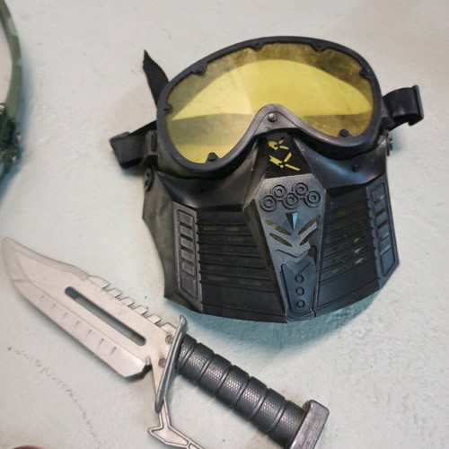 Children's toy weapons used, 7 weapons, knife, mask and 2 vests gift