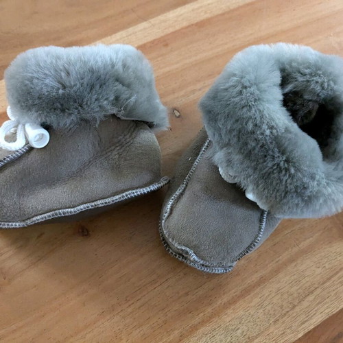 Fur baby shoes 12 cm like new, with leather sole