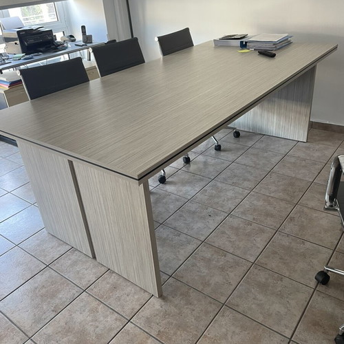 Conference table with 6 visitor chairs like new