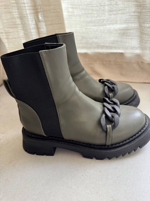 Boots used khaki with decorative chain, size 36