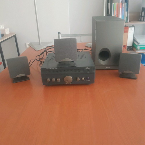 Σύστημα home cinema Trust μεταχειρισμένο με 5 ηχεία και βάσεις