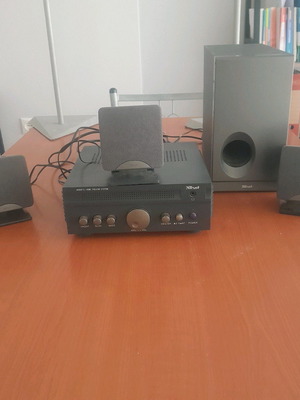 Trust домашна кино система употребявана с 5 говорителя и стойки