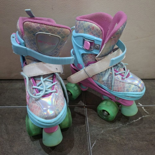 Roller skates like new, adjustable sizes 30-33 with light-up wheels