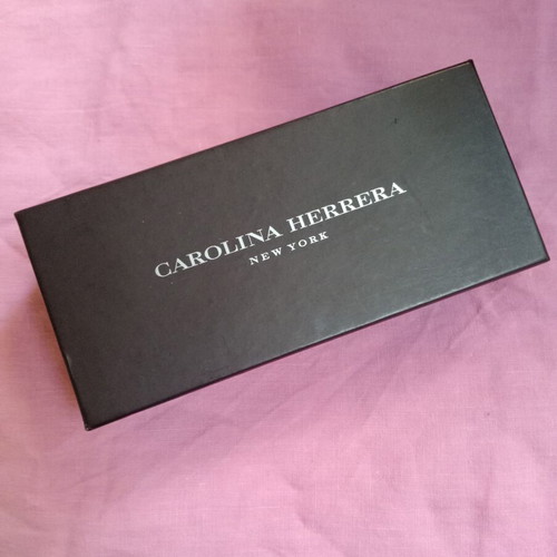 Carolina Herrera vintage box like new, dark chocolate color