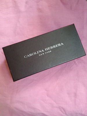 Carolina Herrera vintage box like new, dark chocolate color