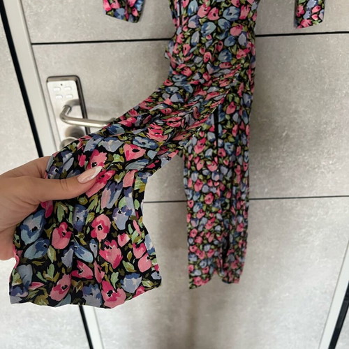Zara floral dress size S like new, long with V neckline and belt