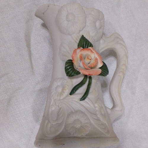 Small ceramic vase like new with embossed flower