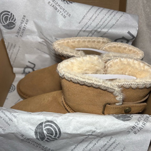 UGG Bailey Button II Chestnut boots new, size 40