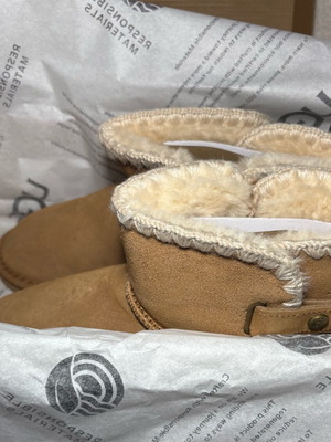 UGG Bailey Button II Chestnut boots new, size 40