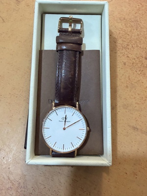 Daniel Wellington Classic watch like new with brown leather strap and original box