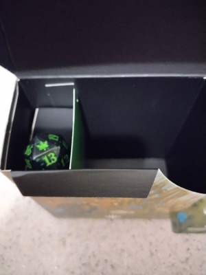 Magic the gathering кутия за съхранение на карти с зар като нова