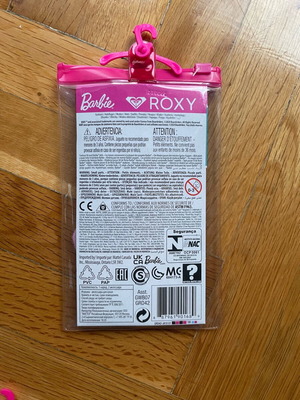 Barbie Roxy doll clothes sealed, new