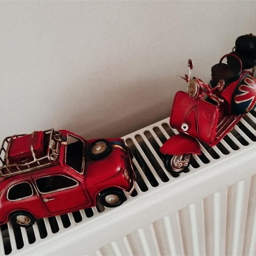 Vehicle miniatures used, red Vespa and beetle models