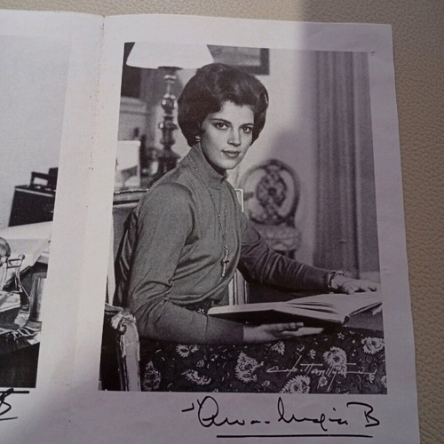 Pamphlet of former king and queen like new with signatures