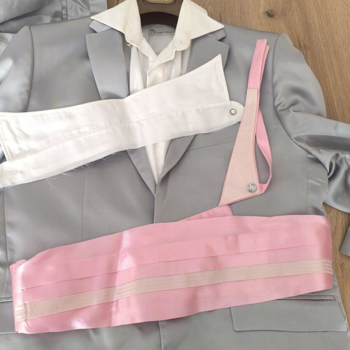 Groomsuit silver like new, includes accessories, size L