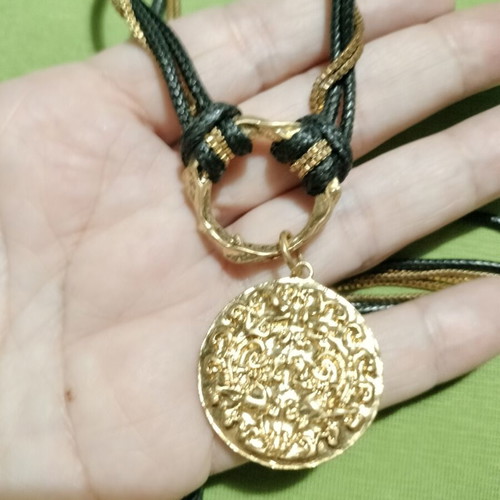 Zara long necklace like new, black
