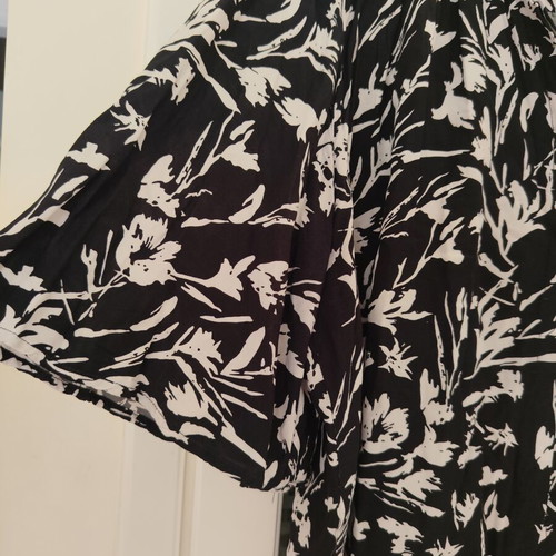 See U Soon Black Floral Short Sleeve Cropped Shirt Like New, Size L