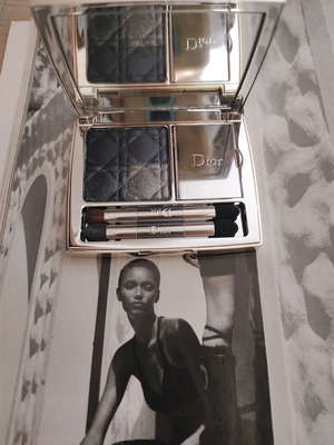 Dior με σκιές σε μπλέ αποχρώσεις και lip gloss μεταχειρισμένο