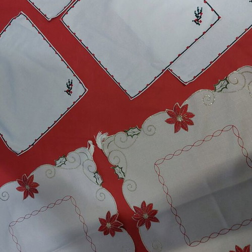 Christmas embroidered machine-sewn set of 9 table linens like new