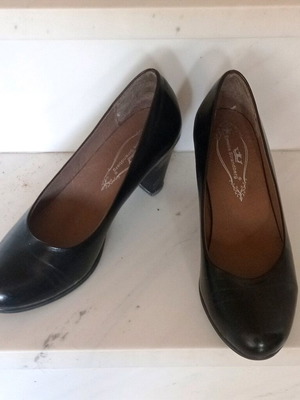 Black leather shoes size 41.