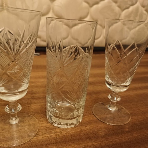 Crystal glasses set like new, 6 water, 5 wine V shape, 2 wine V shape different design