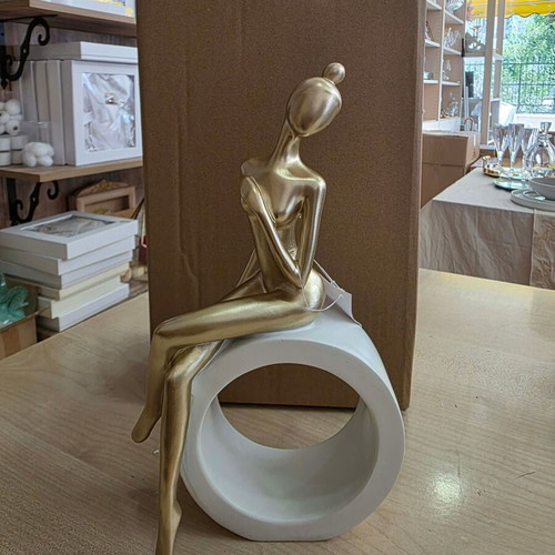 Polyester figurine gold white