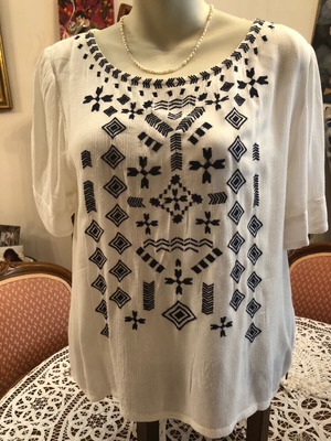 Access embroidered blouses like new, sizes L to XXL, white and multicolor