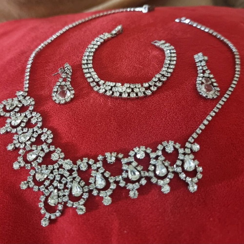 Jewelry set like new with necklace, bracelet and zircon earrings