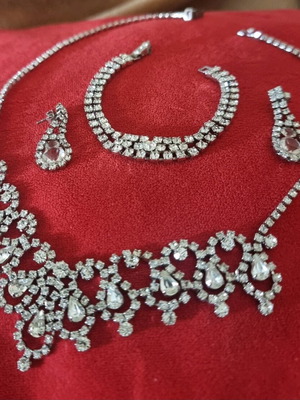 Jewelry set like new with necklace, bracelet and zircon earrings