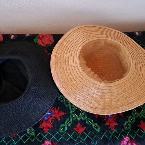 Women’s hats used, straw, size L, set of 2