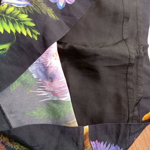 Sarah Lawrence floral dress size 38 like new, airy with black lining