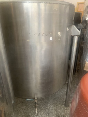 Stainless Steel Tank 1000 Liters used, sturdy construction